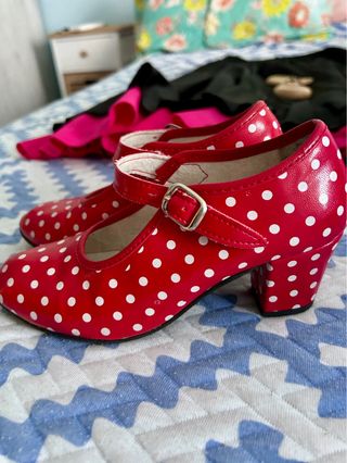Lote flamenco: falda, zapatos t.33 y castañuelas 