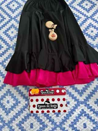 Lote flamenco: falda, zapatos t.33 y castañuelas 