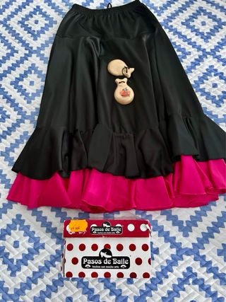 Lote flamenco: falda, zapatos t.33 y castañuelas 