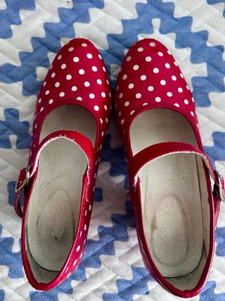 Lote flamenco: falda, zapatos t.33 y castañuelas 