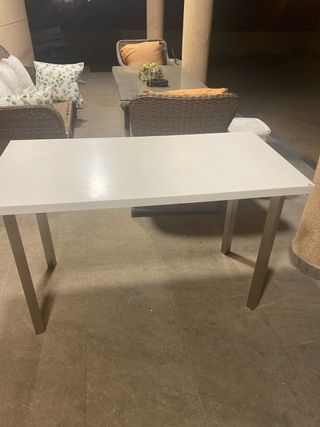 Mesa blanca y dorada