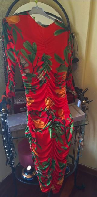Vestido ceñido de Zara, estampado floral.