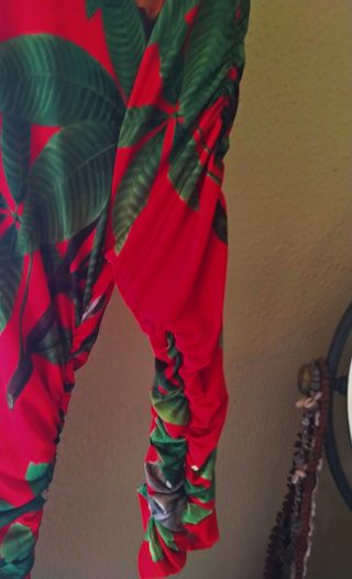 Vestido ceñido de Zara, estampado floral.