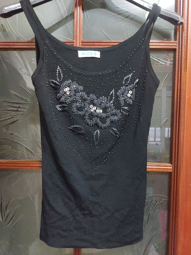 Top negro NIDBIO con lentejuelas