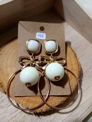 Pendientes dorados con perlas blancas