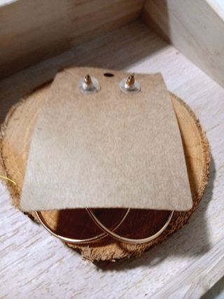 Pendientes dorados con perlas blancas