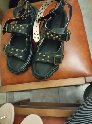 Sandalias plataforma negras-doradas