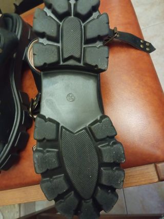 Sandalias plataforma negras-doradas