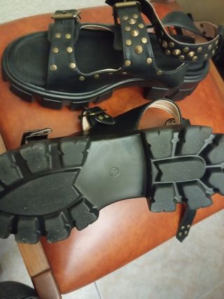 Sandalias plataforma negras-doradas