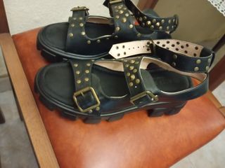 Sandalias plataforma negras-doradas