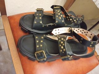 Sandalias plataforma negras-doradas
