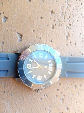 Reloj deportivo gris plata
