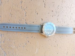 Reloj deportivo gris plata