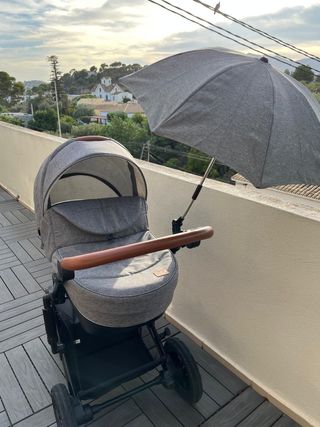 Carro bebé gris con parasol