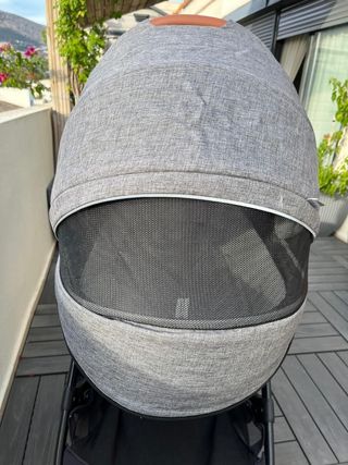 Carro bebé gris con parasol