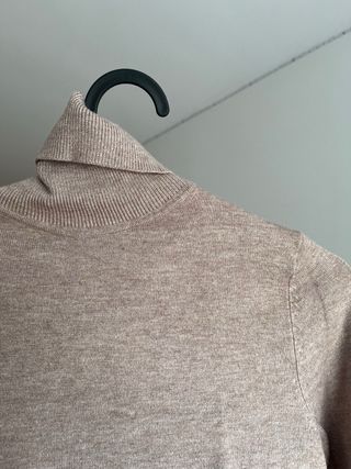 Jersey cuello alto beige