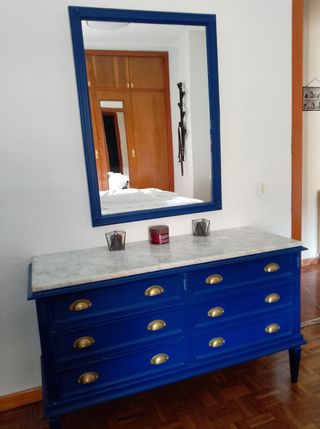 Cómoda azul con espejo