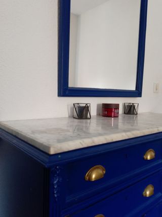 Cómoda azul con espejo