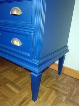 Cómoda azul con espejo