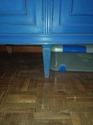 Cómoda azul con espejo