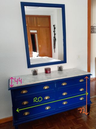 Cómoda azul con espejo