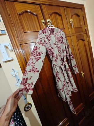 Vestido floral beige y rojo