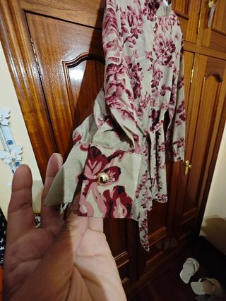 Vestido floral beige y rojo
