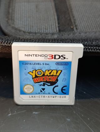 Nintendo 2DS blu con protezione in silicone nera 