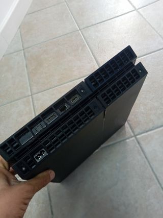 PS4 (PlayStation 4) - nera