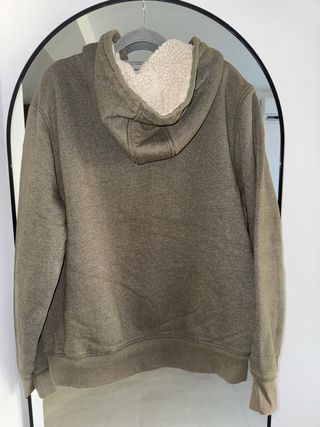 Chaqueta con forro interno y capucha