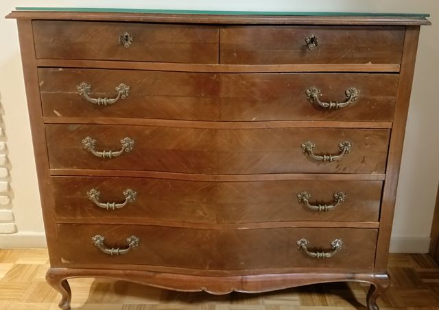 Cómoda antigua de madera