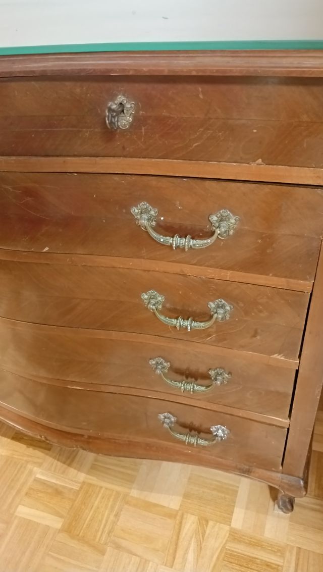 Cómoda antigua de madera