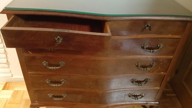 Cómoda antigua de madera