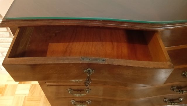 Cómoda antigua de madera