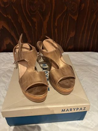 MARYPAZ - Zapatos cuña dorados