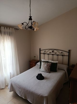 Dormitorio rústico: Cama, mesitas cómoda y Armario