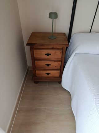 Dormitorio rústico: Cama, mesitas cómoda y Armario