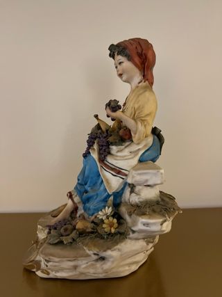 Figura Capodimonte: Mujer con uvas