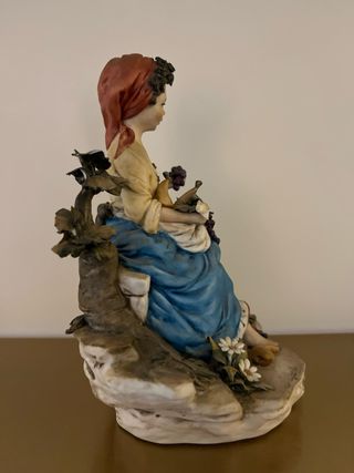 Figura Capodimonte: Mujer con uvas