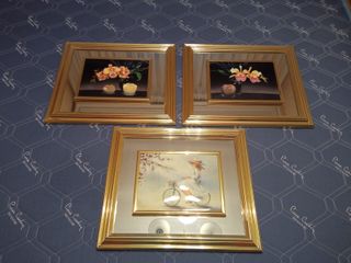 Juego de 3 cuadros decorativos con marco dorado.