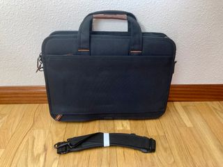Maletín negro con correa