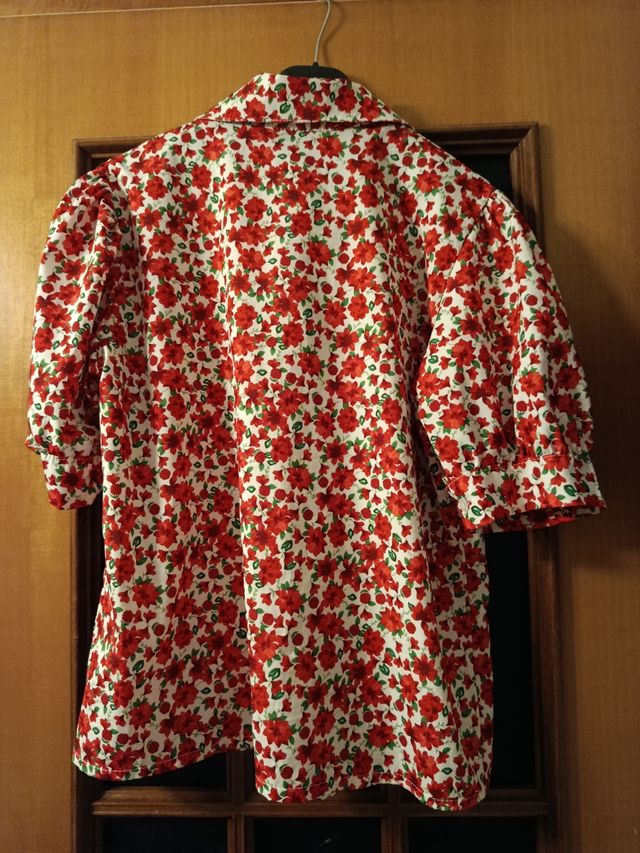Camicetta floreale rossa e bianca
