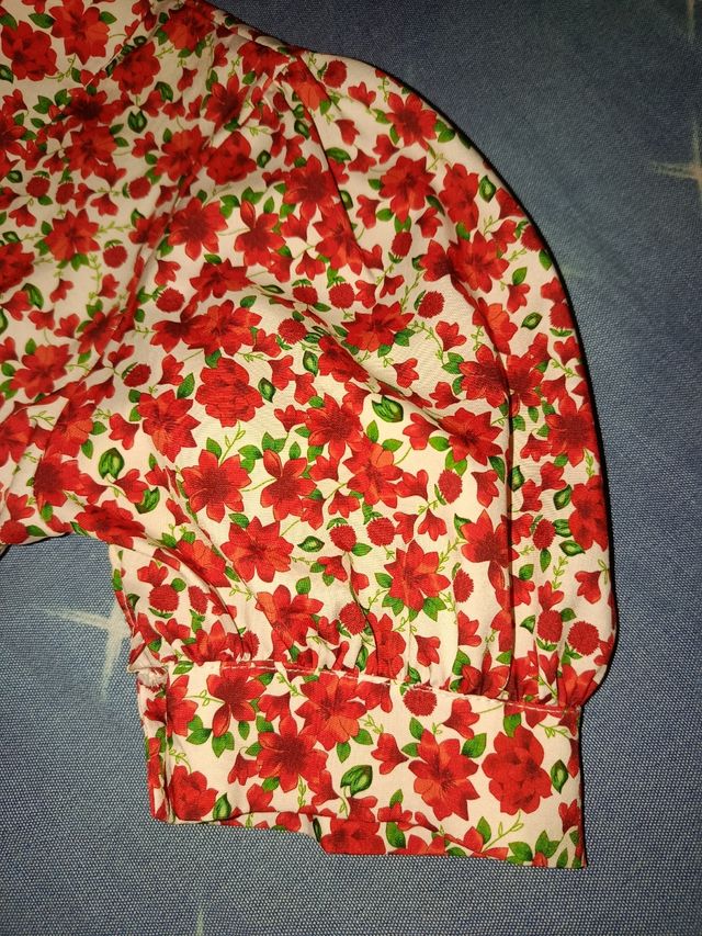 Camicetta floreale rossa e bianca
