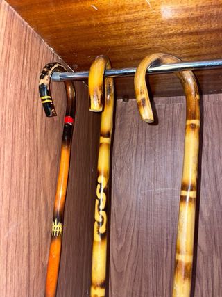 3 Bastones de madera tallados