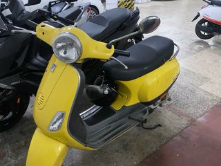 Vespa Scooter - Amarillo