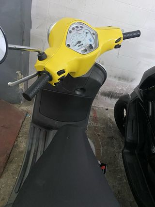 Vespa Scooter - Amarillo
