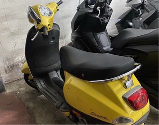 Vespa Scooter - Amarillo