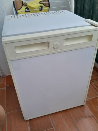 Nevera pequeña blanca