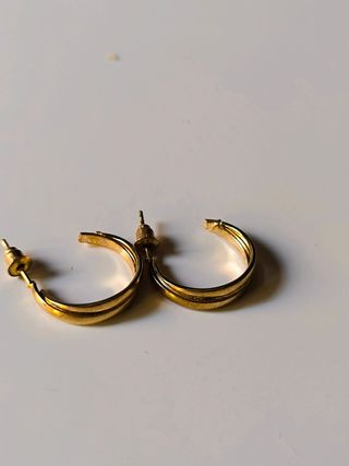 Pendientes dorados redondos