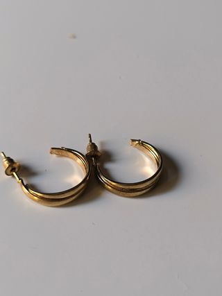 Pendientes dorados redondos